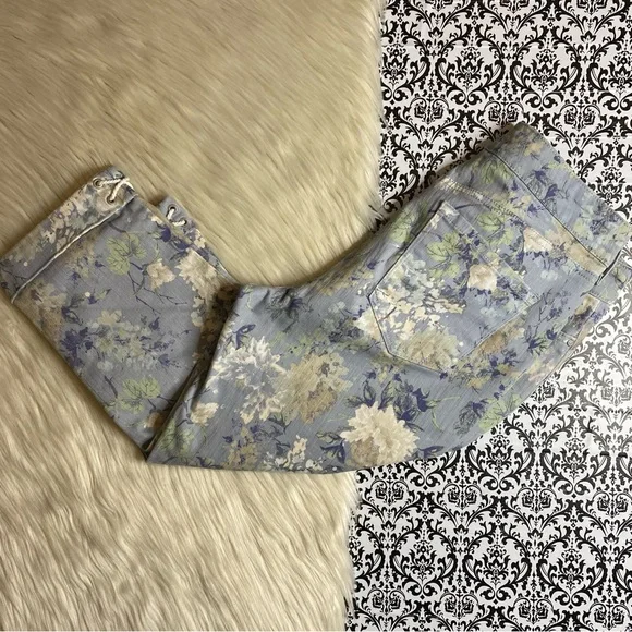Bandolino: size : 8P : floral ‘mandie capri’ folded denim capri pants - Picture 3 of 11